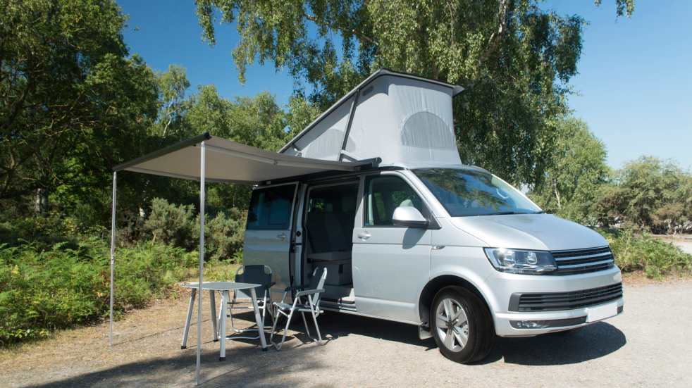 Elevating roof motorhome